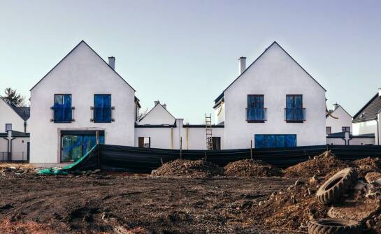 Domy całoroczne od producenta – technologie, trwałość i możliwości zastosowań