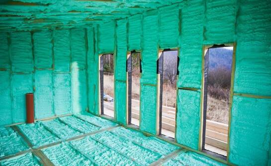 Domy letniskowe całoroczne i sezonowe – co warto wiedzieć przed wyborem