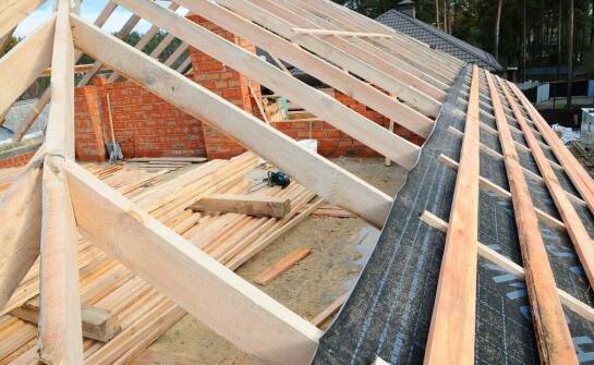 Montaż więźby dachowej krok po kroku – najważniejsze etapy i wskazówki