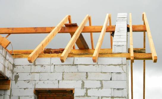 Jak wygląda montaż więźby dachowej? Etapy i najważniejsze zasady