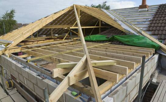 Najważniejsze etapy montażu więźby dachowej – praktyczne wskazówki i zasady