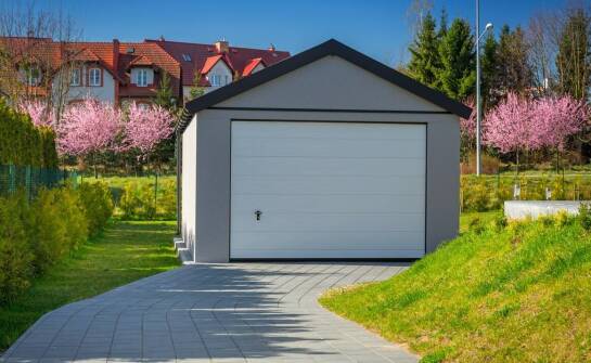 Wiaty samochodowe – praktyczne rozwiązania chroniące pojazdy przed pogodą