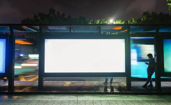 Jak podświetlane kasetony reklamowe wpływają na skuteczność promocji marki