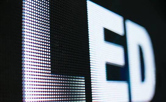 Litery podświetlane LED – zastosowania i korzyści w reklamie świetlnej