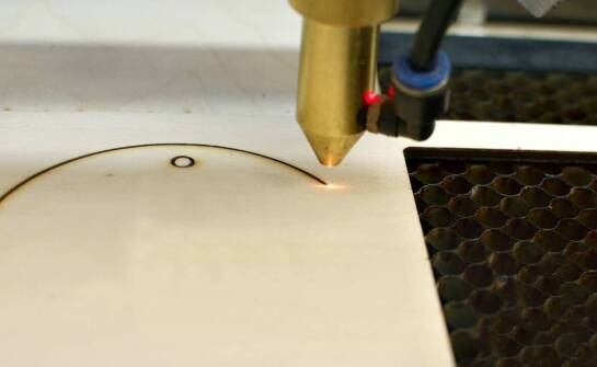 Na czym polega wycinanie laserowe i jakie ma zastosowania w przemyśle?