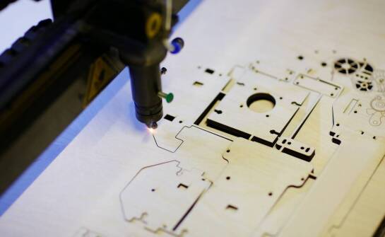 Jak działa wycinanie laserowe? Zastosowania i zalety technologii laserowej