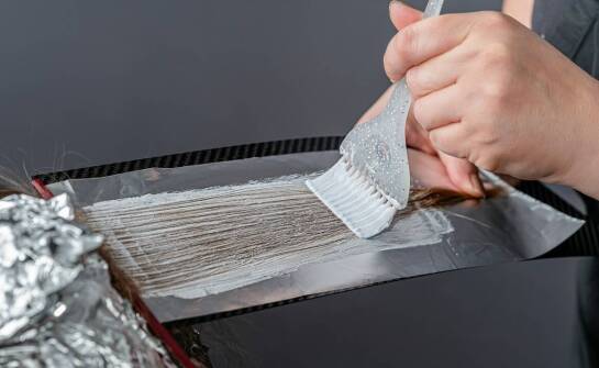 Wycinanie folii samoprzylepnej ploterem – na czym polega i jakie daje możliwości