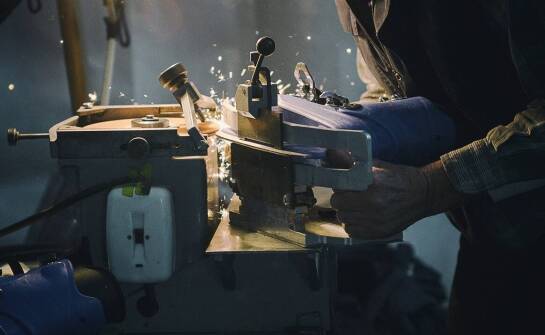 Frezowanie CNC – zastosowania, korzyści i etapy procesu obróbki