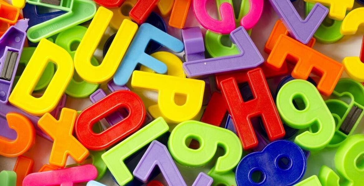 Litery i znaki ze styroduru – zastosowanie, trwałość oraz inspiracje