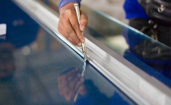 Zalety oklejania szyb i witryn sklepowych — praktyczne zastosowania folii