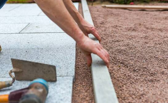 Najważniejsze zasady układania kostki brukowej – inspiracje i porady