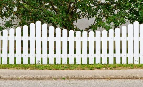 Jak wybrać trwałe ogrodzenie? Najważniejsze wskazówki i inspiracje