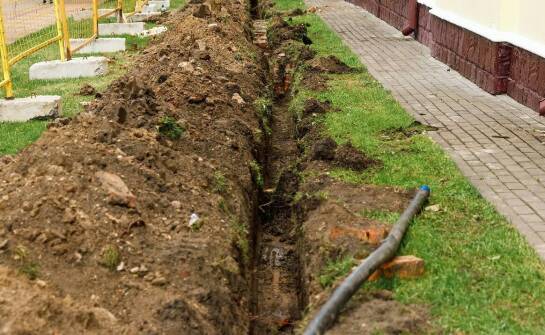 Jak działa system odwodnienia gruntu i jakie korzyści zapewnia inwestycja