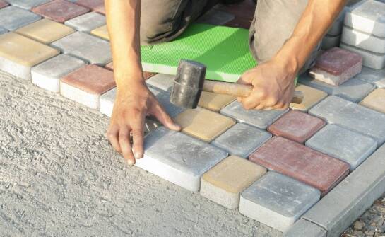 Na co zwrócić uwagę przy układaniu kostki brukowej – praktyczne wskazówki