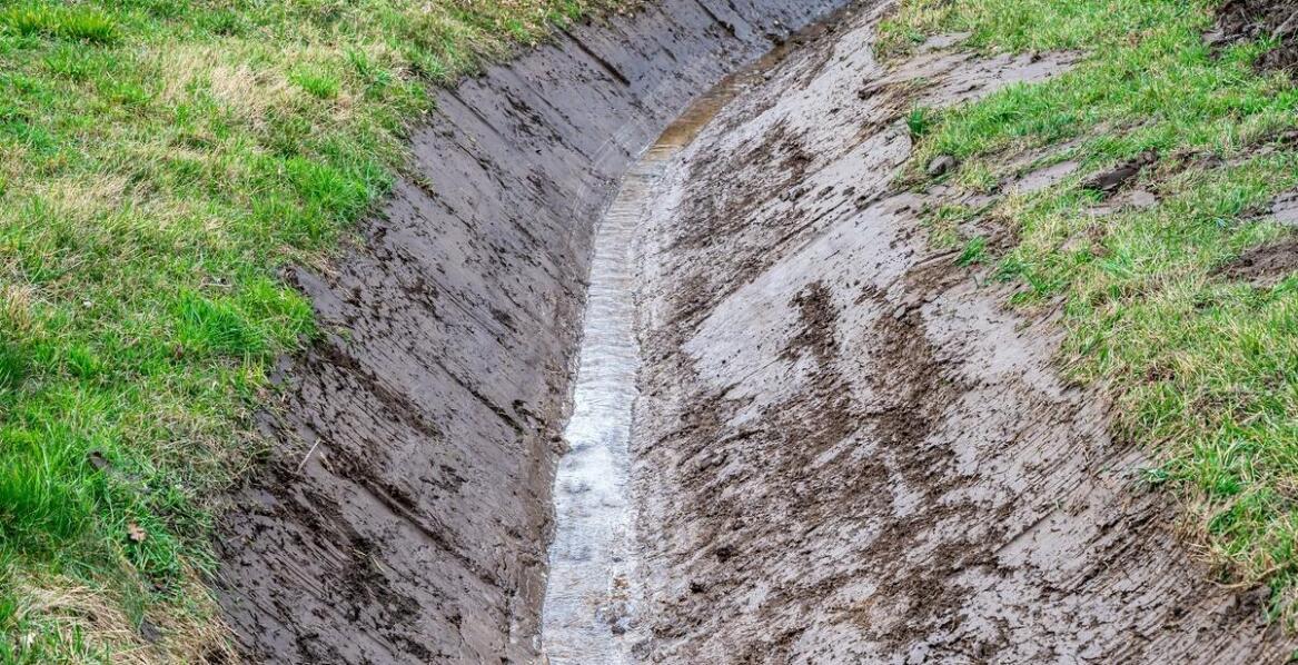 Skuteczne metody odwodnienia terenu – sprawdzone rozwiązania i porady