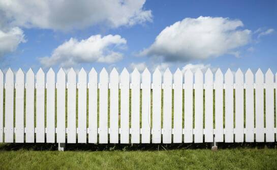 Jak wybrać solidne ogrodzenie? Najważniejsze informacje i trendy