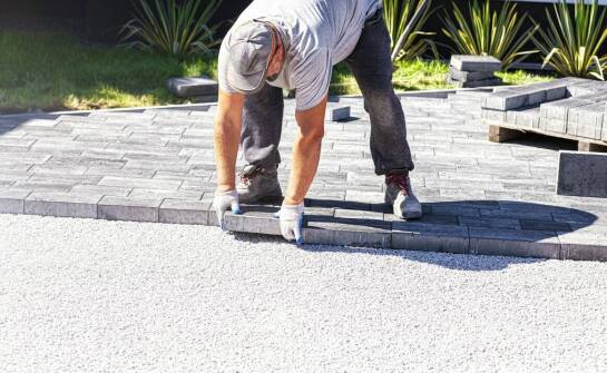 Jak przebiega układanie kostki brukowej i o czym warto pamiętać?