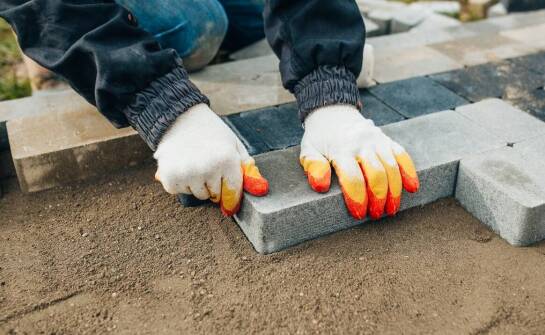 Jak przebiega układanie kostki brukowej? Praktyczne wskazówki i etapy