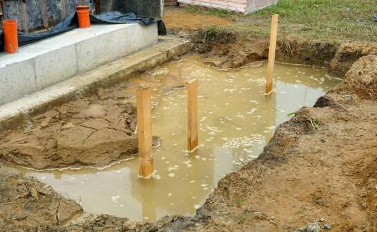 Odwodnienie gruntu – jak zapobiegać zalaniom i poprawić bezpieczeństwo działki