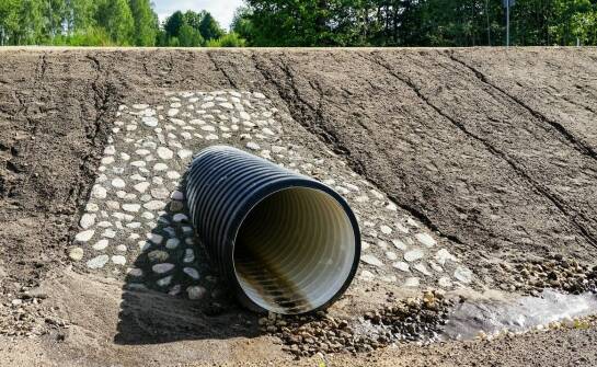 Odwodnienie terenu – skuteczne metody zabezpieczenia działki przed wilgocią