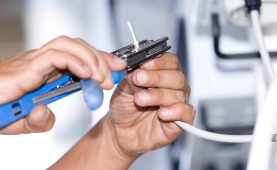 Czym różnią się nożyce zapadkowe od tradycyjnych modeli?