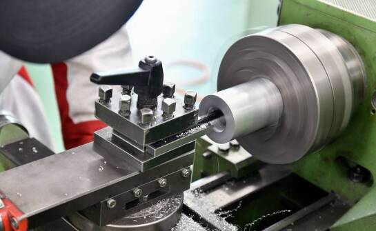Jak działa toczenie na tokarkach CNC – najważniejsze informacje i zastosowania