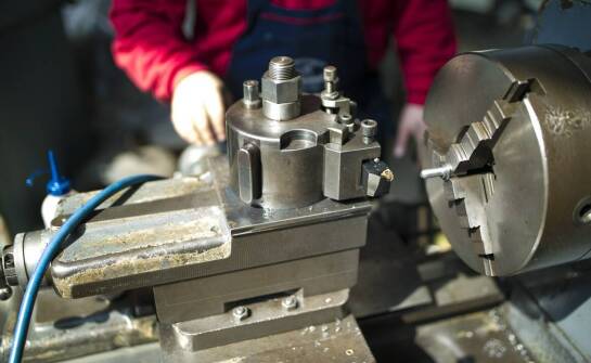 Dłutowanie kanałków – najważniejsze informacje i zastosowania w praktyce