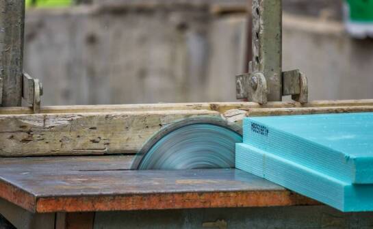 Jak działa cięcie na pile taśmowej i jakie ma zastosowania w praktyce