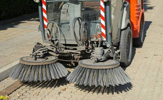 Jak powstają szczotki drogowe? Proces produkcji i zastosowanie w praktyce