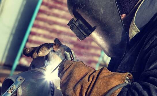 Spawanie od podstaw – najważniejsze informacje i techniki łączenia metali