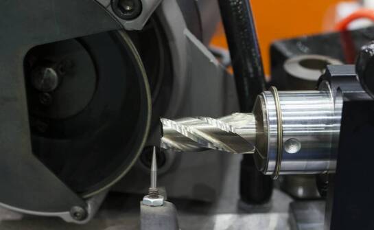 Toczenie CNC – jak działa obróbka skrawaniem i gdzie znajduje zastosowanie