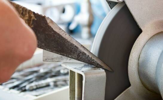 Jak uzyskać precyzyjne efekty podczas cięcia na pile taśmowej