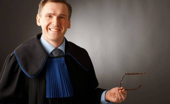 Jak wybrać adwokata i na co zwrócić uwagę przy wyborze prawnika