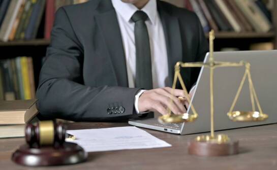 Jak wybrać adwokata i na co zwrócić uwagę przy poszukiwaniu pomocy prawnej