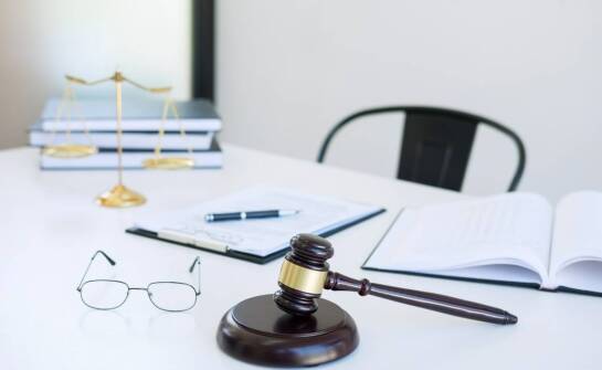 Jak działa kancelaria prawna i jakie korzyści niesie współpraca z prawnikiem