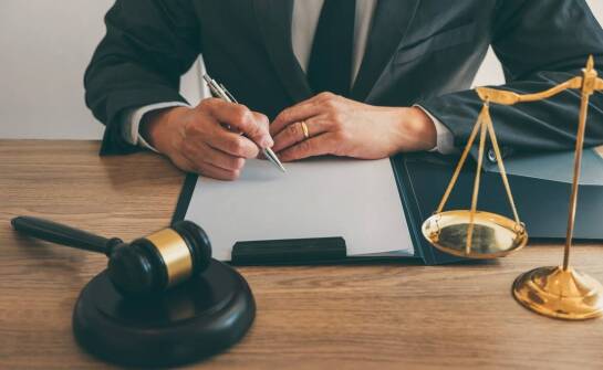 Rola obrońcy w postępowaniu karnym – kluczowe aspekty i obowiązki