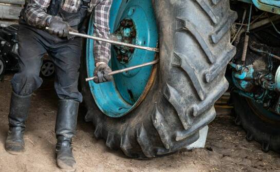Jak często powinno się wykonywać serwis opon rolniczych?