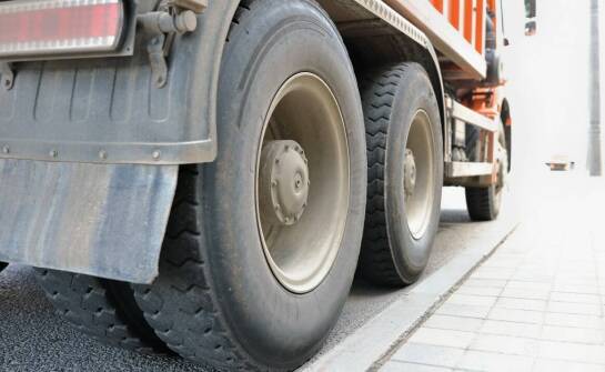 Serwis opon ciężarowych – co wpływa na bezpieczeństwo i trwałość ogumienia