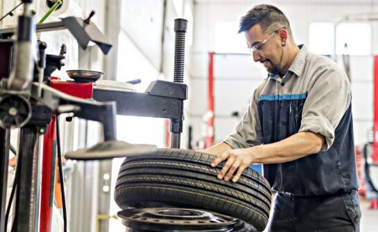 Serwisowanie opon przemysłowych – jakie usługi pomagają w zachowaniu sprawności