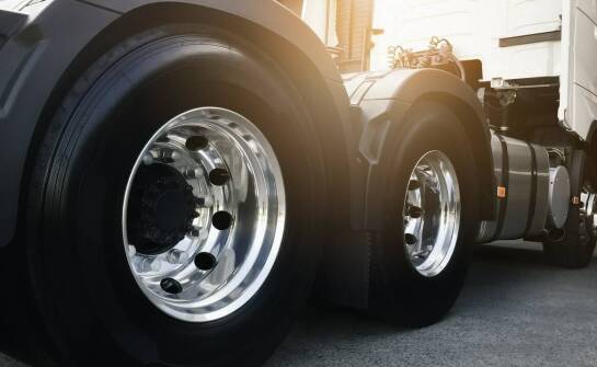 Jakie czynniki wpływają na trwałość opon ciężarowych Apollo w transporcie