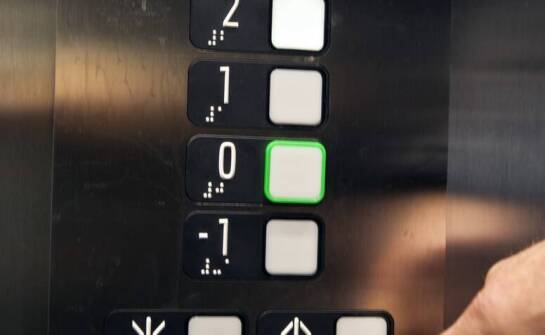 Jak działają windy towarowe i gdzie znajdują zastosowanie w różnych branżach