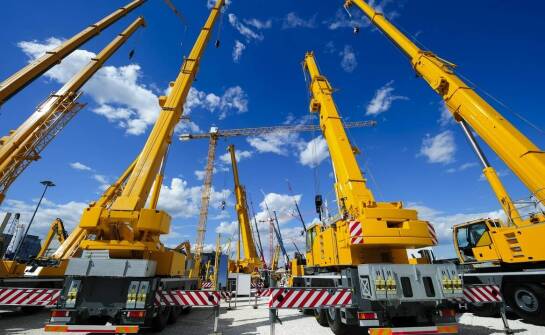 Dźwigi towarowe – kluczowe zastosowania i zalety w transporcie pionowym