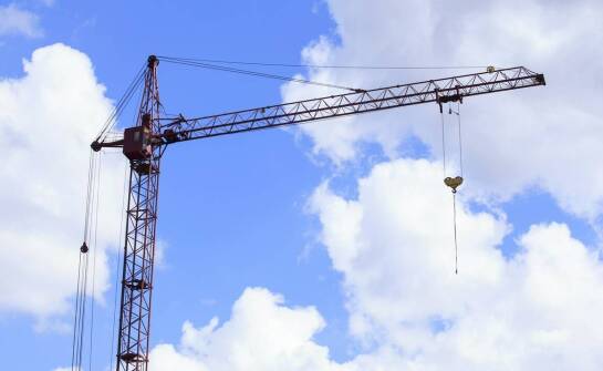 Najważniejsze zastosowania suwnic w przemyśle oraz ich wpływ na efektywność