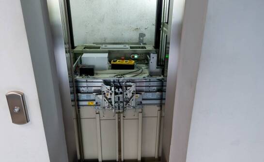 Windy i dźwigi – najważniejsze różnice, przeznaczenie oraz funkcje