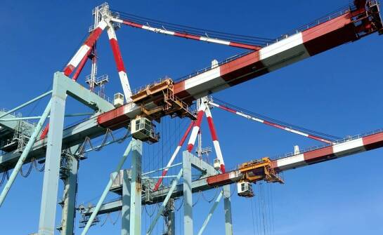 Najważniejsze kryteria wyboru dźwigu towarowego do firmy i magazynu