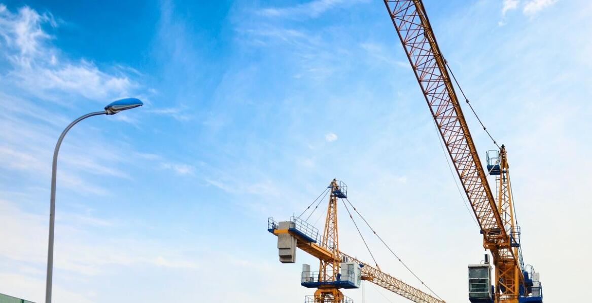 Najważniejsze rodzaje suwnic i ich znaczenie w transporcie oraz logistyce