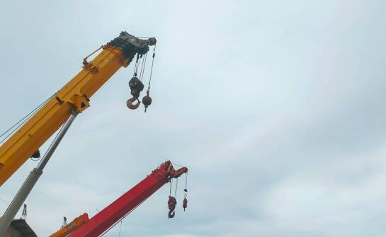 Możliwości zastosowania żurawi przenośnych w różnych gałęziach przemysłu