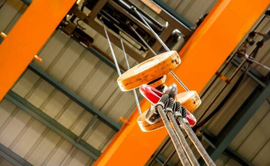 Podnośniki – zastosowania w budownictwie, magazynowaniu i transporcie