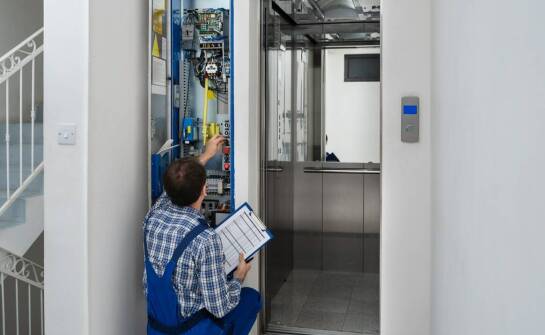 Jak przebiega konserwacja podnośników i jakie korzyści zapewnia regularny serwis