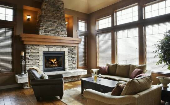 Kominki – zalety ogrzewania i wpływ na komfort domowego wnętrza